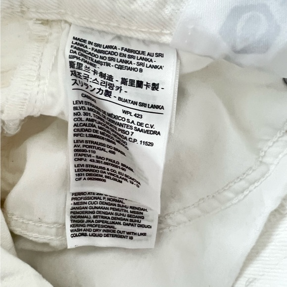 Levi’s Wedgie Straight Jeans, distressed white (Color: Cloud Bank). Size 23 - Picture 7 of 12
